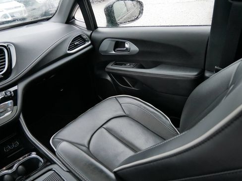 Used 2025 Chrysler Pacifica Limited FWD image 17