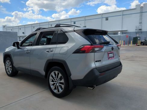 Used 2021 Toyota RAV4 XLE Premium FWD image 8