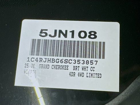 New 2025 Jeep Grand Cherokee Limited w/ Luxury Tech Group II AWD/4WD image 25