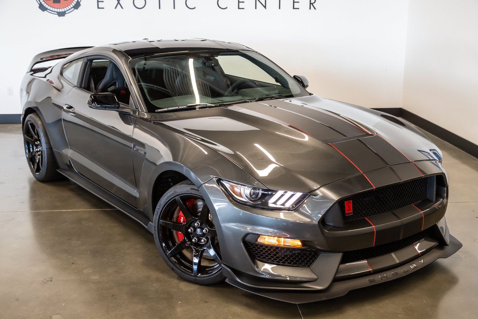 Used 2019 Ford Mustang Shelby GT350R w/ GT350R Equipment Group 920A RWD image 2
