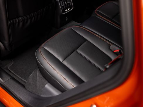 Certified 2025 Porsche Macan AWD/4WD image 46