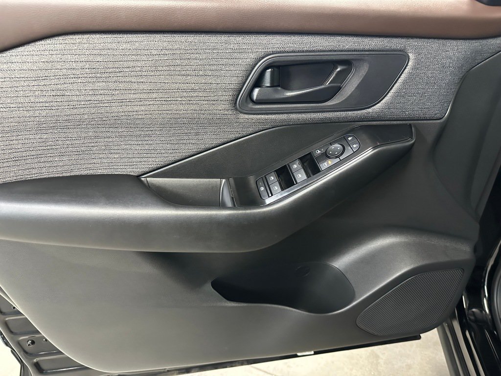 Used 2023 Nissan Rogue S AWD/4WD image 6