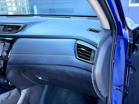 Used 2019 Nissan Rogue SV image 17