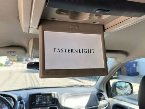 Used 2015 Chrysler Town & Country Touring image 19