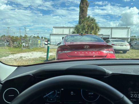 Used 2025 Hyundai Elantra Limited image 14