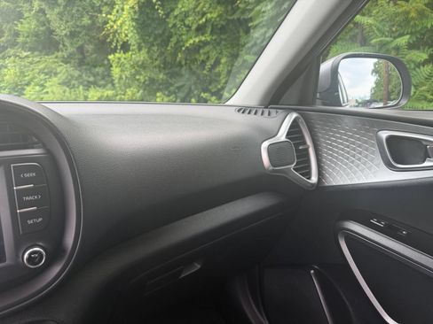 Used 2025 Kia Soul LX w/ LX Technology Package FWD image 33