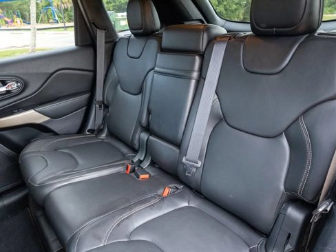 Used 2018 Jeep Cherokee Limited AWD/4WD image 6