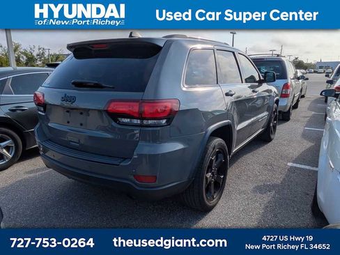 Used 2019 Jeep Grand Cherokee Laredo image 3