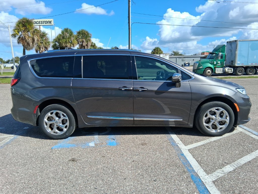 Used 2021 Chrysler Pacifica Limited AWD/4WD image 2