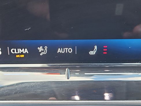 Used 2025 Volkswagen Tiguan SE AWD/4WD image 11