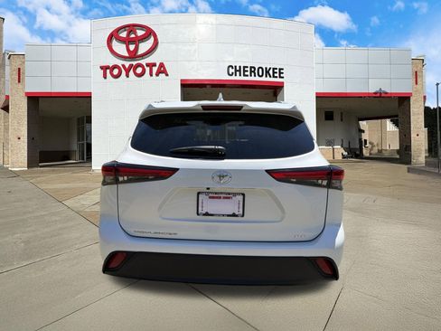 Used 2022 Toyota Highlander XLE FWD image 6
