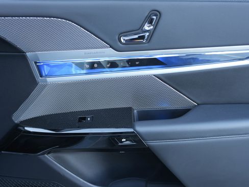 Certified 2023 BMW 740i image 28