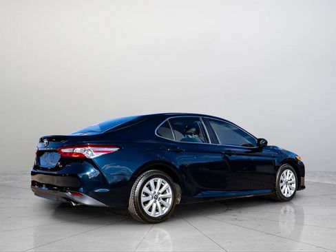Used 2018 Toyota Camry LE FWD image 4