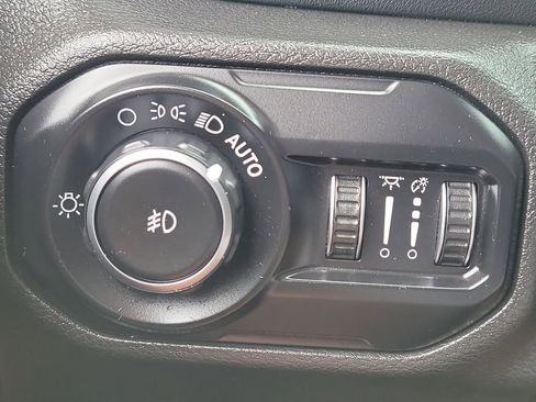 Used 2019 Jeep Wrangler Unlimited Sahara AWD/4WD image 31