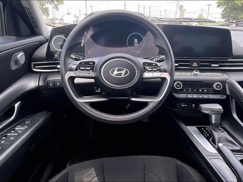 Used 2024 Hyundai Elantra SEL FWD image 8