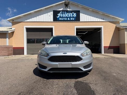 Used 2015 Ford Focus SE FWD image 2