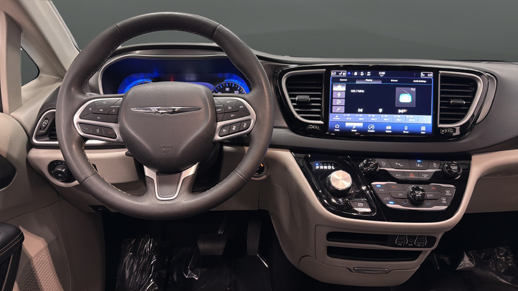 Used 2024 Chrysler Pacifica Touring-L FWD image 11