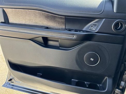 Used 2021 Ford Expedition Limited image 18