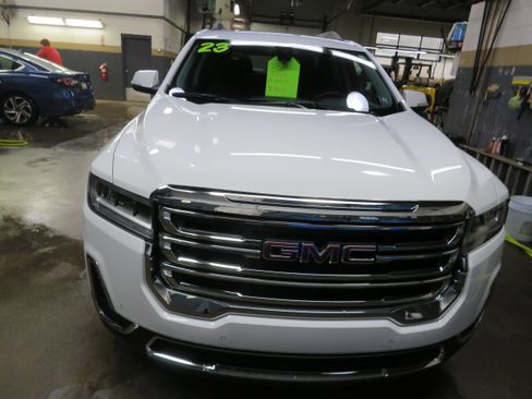 Used 2023 GMC Acadia SLE w/ Driver Convenience Package image 2