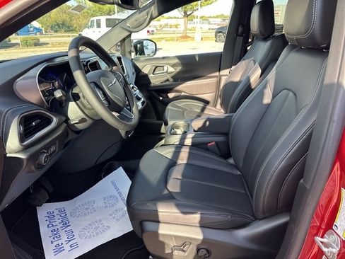 New 2026 Chrysler Pacifica Select image 60