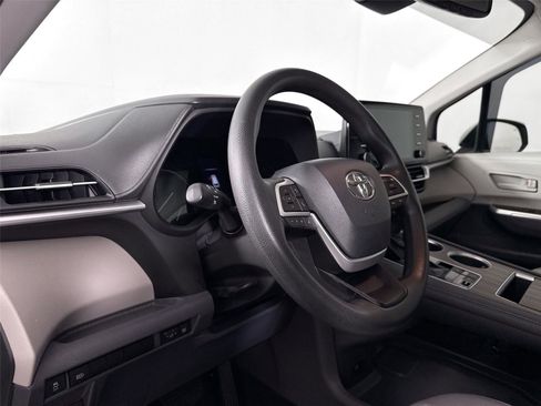 Used 2021 Toyota Sienna LE w/ LE Plus Package image 13