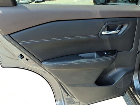 Used 2023 Nissan Rogue SL AWD/4WD image 12