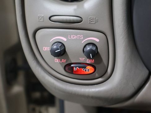 Used 2005 Pontiac Bonneville SE image 28