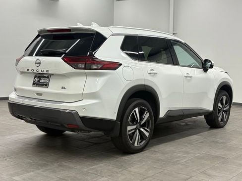 Used 2025 Nissan Rogue SL w/ Tech Package image 2
