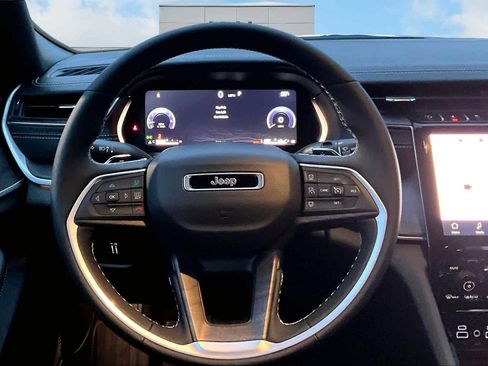 New 2025 Jeep Grand Cherokee Limited w/ Luxury Tech Group II image 16