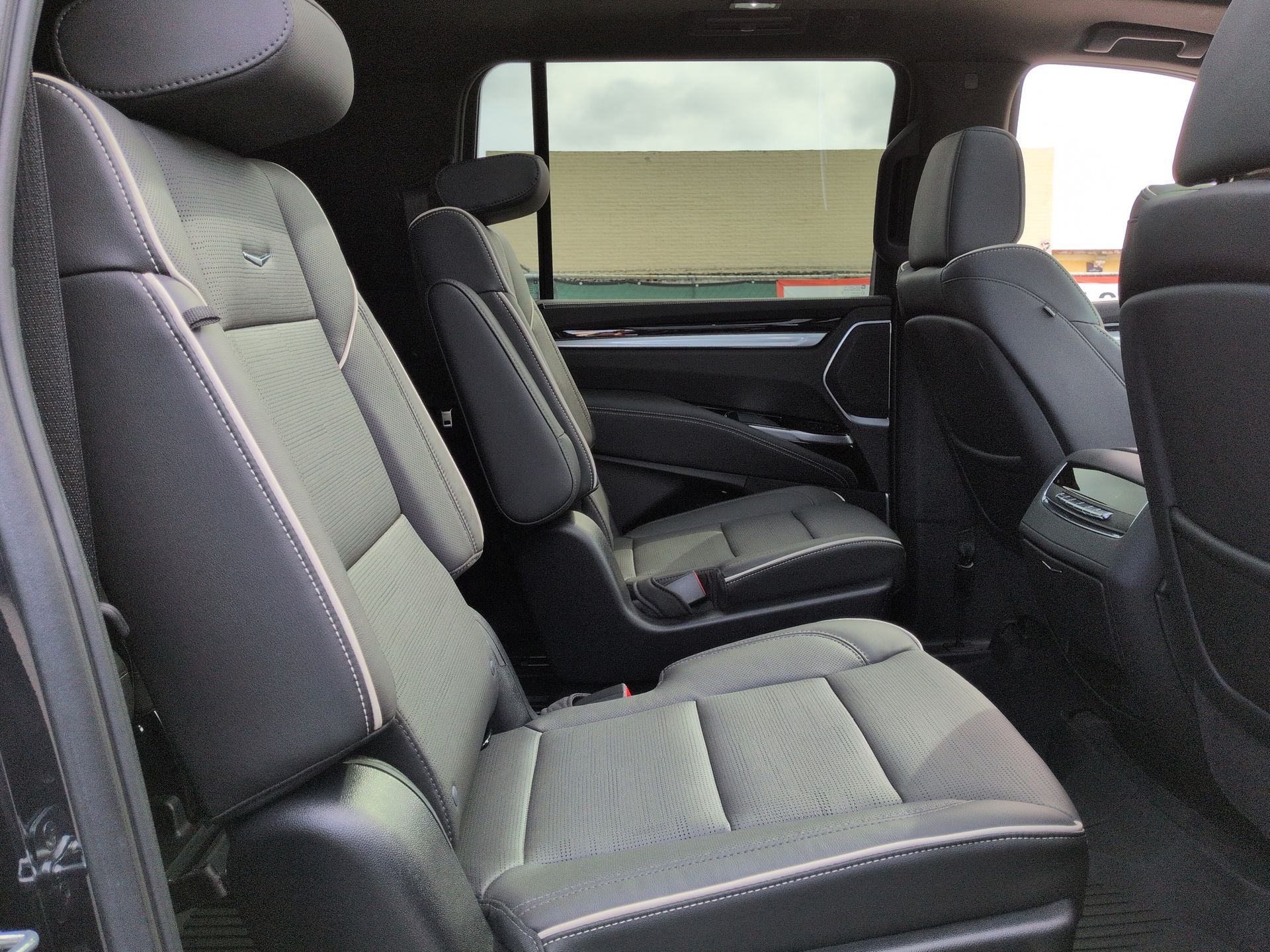 Certified 2025 Cadillac Escalade ESV Sport w/ LPO, Floor Liner Package AWD/4WD image 90
