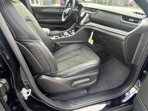 New 2025 Jeep Grand Cherokee Altitude image 10