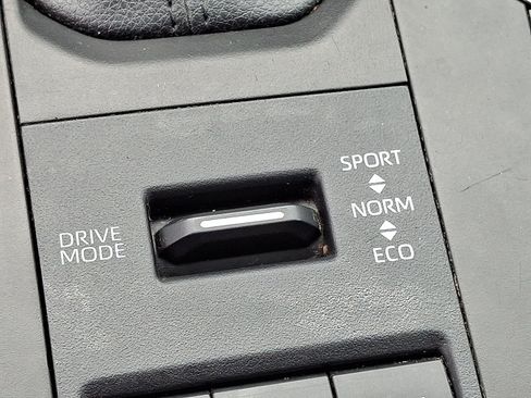Used 2021 Toyota Highlander XLE AWD/4WD image 25