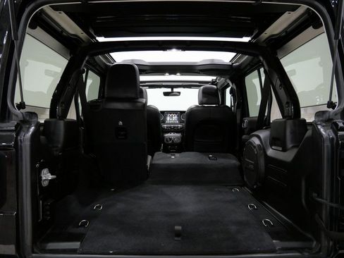 Used 2019 Jeep Wrangler Unlimited Sahara image 28