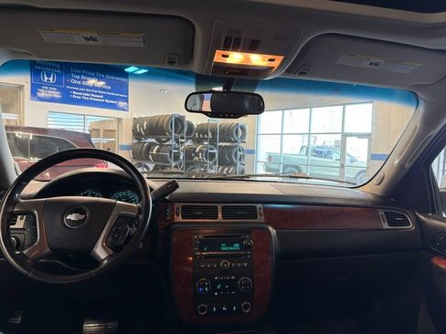 Used 2013 Chevrolet Suburban LT w/ Luxury Package AWD/4WD image 9