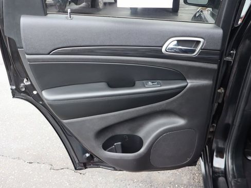 Used 2019 Jeep Grand Cherokee Laredo image 24