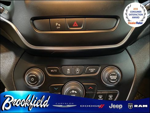 Used 2019 Jeep Cherokee Latitude Plus w/ Cold Weather Group AWD/4WD image 25