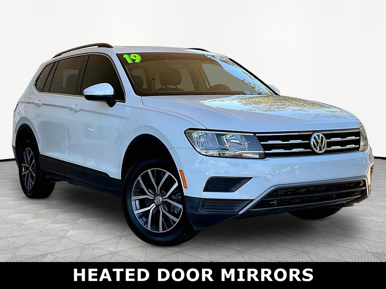 Used 2019 Volkswagen Tiguan SE w/ Panoramic Sunroof Package FWD image 3