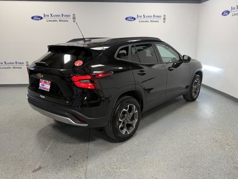 Used 2024 Chevrolet Trax LT w/ LT Convenience Package image 6