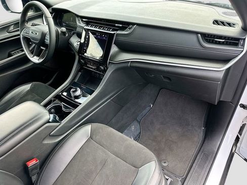 Used 2023 Jeep Grand Cherokee Altitude image 28