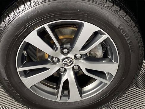 Used 2018 Toyota RAV4 XLE image 31