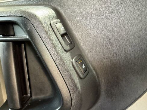 Used 2015 Chrysler Town & Country Touring-L w/ Driver Convenience Group FWD image 19