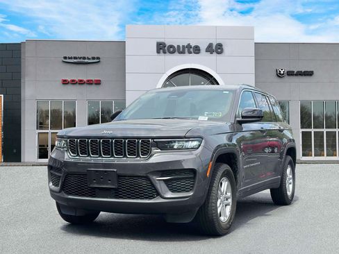 Used 2025 Jeep Grand Cherokee Laredo w/ Luxury Tech Group I AWD/4WD image 2