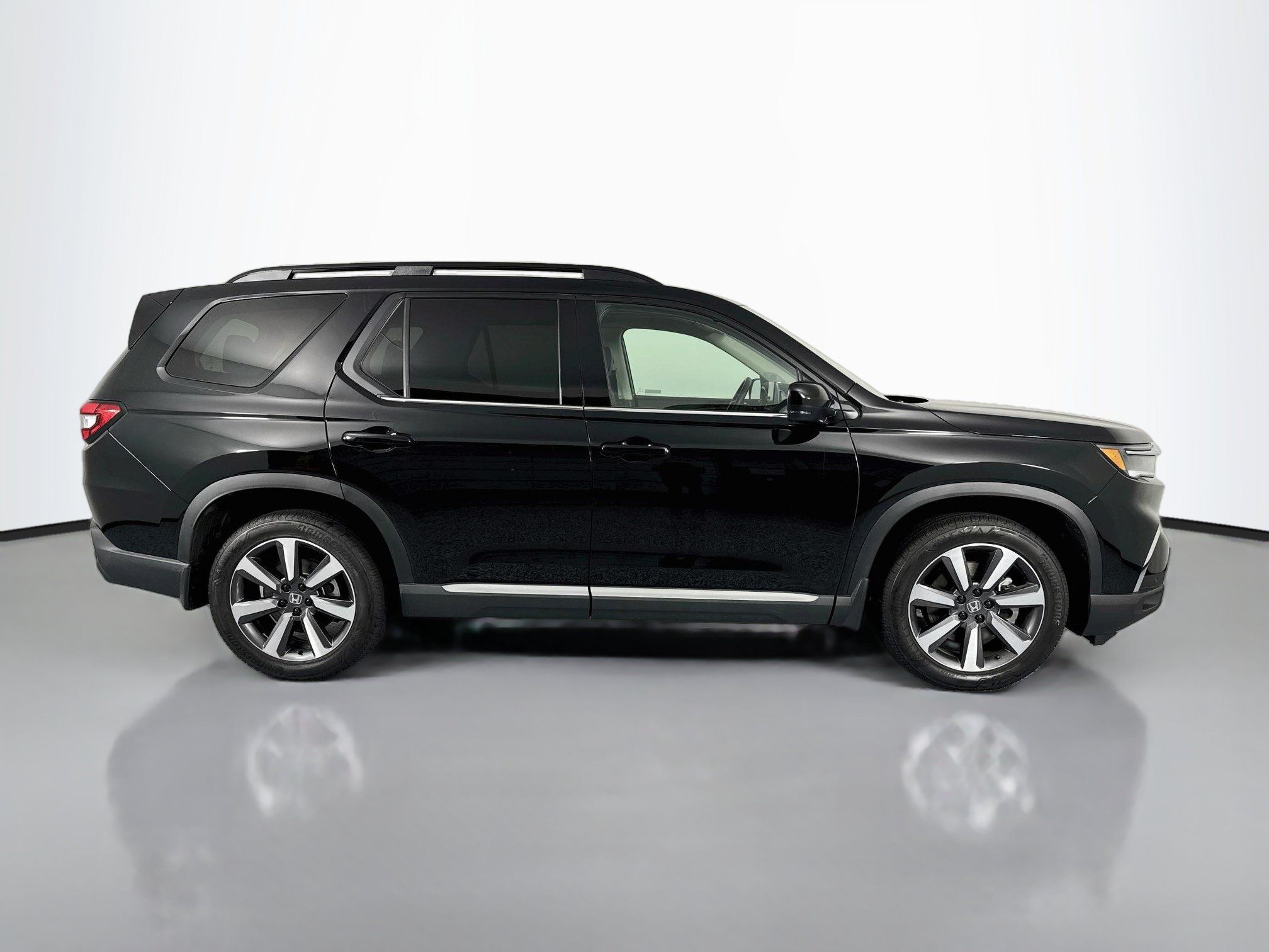 Certified 2024 Honda Pilot Touring image 4