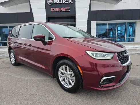 Used 2023 Chrysler Pacifica Touring-L image 1