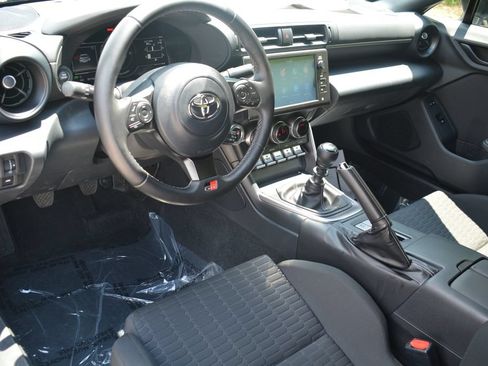 Used 2022 Toyota GR86 w/ ALL Weather Mat Package (TMS) RWD image 9