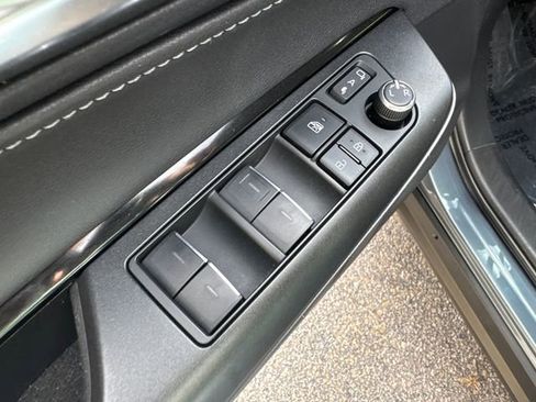 Used 2022 Toyota Venza LE image 25