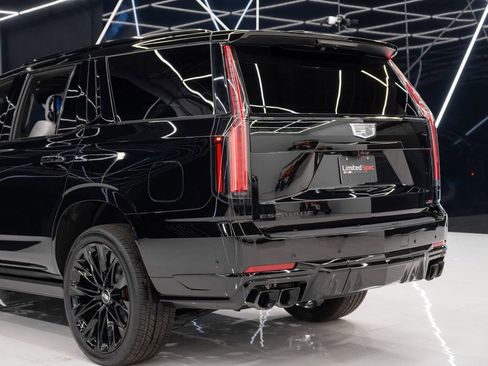 Used 2026 Cadillac Escalade V w/ LPO, ONYX Package image 17