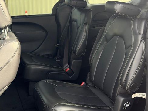 Used 2025 Chrysler Pacifica Select FWD image 10