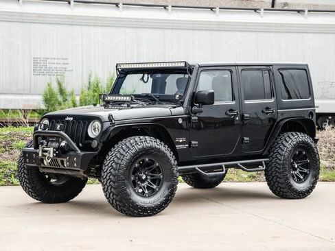 Used 2016 Jeep Wrangler Unlimited Sahara w/ Connectivity Group AWD/4WD image 34