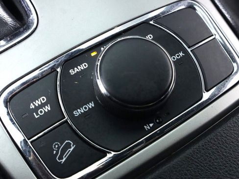 Used 2018 Jeep Grand Cherokee Limited image 24